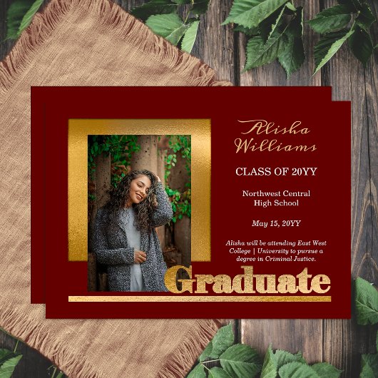 Classy Elegante Gold Text Graduate 1 Foto Maroon Ankündigung