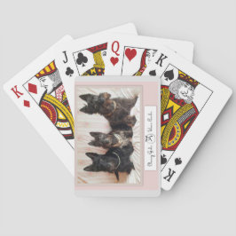 Classy Girls tragen Perlen beim Kartenspielen Spielkarten