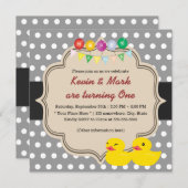 Classy Grey Polka Dots Rubber Ducky Twins Geburtst Einladung (Vorne/Hinten)