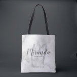 Classy Marble Script Personalisiert Bridesmaiers Tasche<br><div class="desc">Fügen Sie Ihrer Hochzeit eine persönliche Touch mit personalisierten Brautmeistern Geschenktüte hinzu. Diese Tote-Tasche hat einen personalisierten Bräunungsnamen in grauem, modernem Script Schriftart Stil und Monogramm in hellgrauem, modernem Script Schriftart Stil als Hintergrund mit Titel und Hochzeit Datum in grau modernen sans serif Schriftart Stil auf weißem Marmor Hintergrund. Auch...</div>