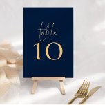 Classy Navy Blue Gold Script Hochzeit Tischnummer<br><div class="desc">Classy Navy Blue Gold Script Hochzeitstisch ist Set in einem handgeschriebenen Skript und Ihre Tischnummer darunter. Personalisieren Sie die Nummer einfach. Das gleiche Design ist auf der anderen Seite und wird gleichzeitig aktualisiert, wenn Sie Ihre Änderung an der Zahl. Fügen Sie den Warenkorb für jede Tischnummer einzeln hinzu, während Sie...</div>