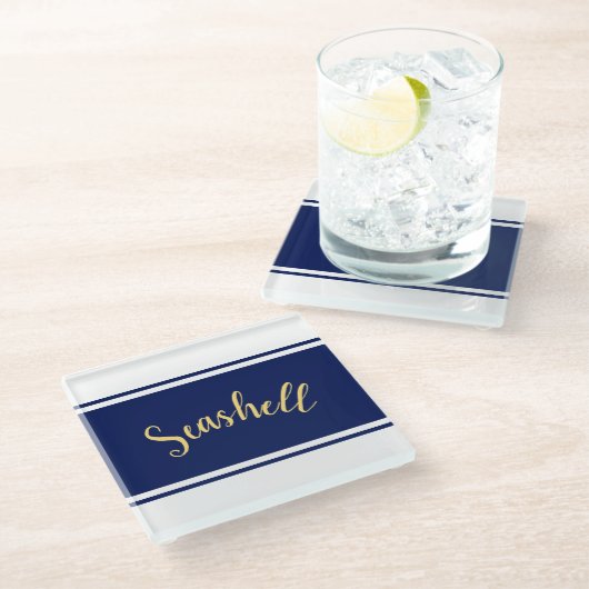 Classy Navy Blue White Stripes "Seashell" Script Glasuntersetzer (Schrägansicht)