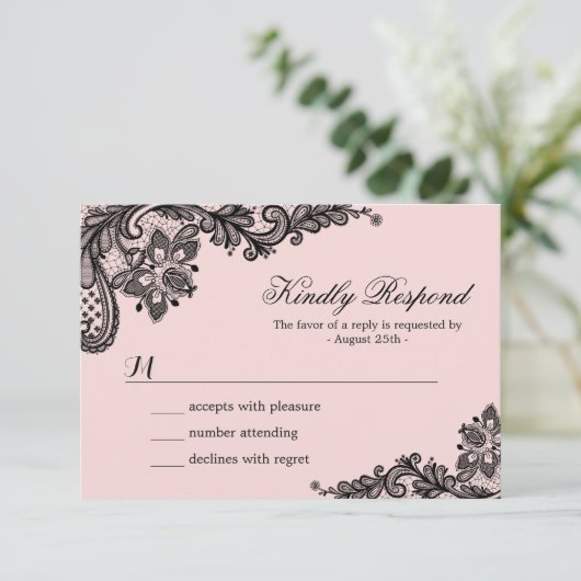 Classy Pink mit Black Lace Wedding RSVP Card (Stehend Vorderseite)