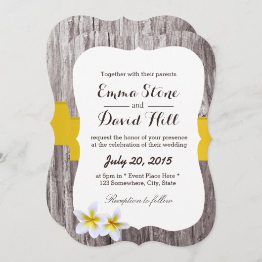 Classy Plumeria Blume & Wood Beach Wedding Einladung (Vorne/Hinten)