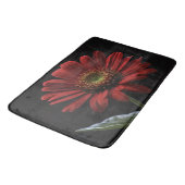 Classy Red Daisy auf schwarz, Badematte (Schrägansicht)