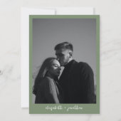 Classy Script Foto Sage Green Wedding Einladung (Rückseite)