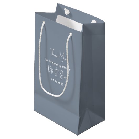 Classy Simple Dusty Blue Wedding Kleine Geschenktüte (Vorderseite Schrägansicht)