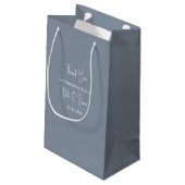 Classy Simple Dusty Blue Wedding Kleine Geschenktüte (Rückseite Schrägansicht)