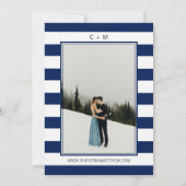 Classy Stripes Navy Blue Nautical Wedding FOTO Einladung (Rückseite)