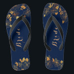 Classy Wedding Bride Deep Gold Foliage Navy Blue Badesandalen<br><div class="desc">Diese klassischen Hochzeitsheime mit goldgelbem Blattwerk und blauen Flip-Flops haben einen dunkelblauen Hintergrund, der mit einem aufwändigen goldenen Blumenmuster und einer anpassbaren modernen Typografie geschmückt ist. Die Kombination der reichen Marine mit dem schimmernden Gold schaffen eine elegante und luxuriöse Ästhetik. Anzeigen der Auflistung auf dieser Seite, um passende Elemente zu...</div>