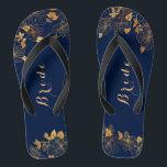 Classy Wedding Bride Deep Gold Foliage Navy Blue Badesandalen<br><div class="desc">Diese klassischen Hochzeitsheime mit goldgelbem Blattwerk und blauen Flip-Flops haben einen dunkelblauen Hintergrund, der mit einem aufwändigen goldenen Blumenmuster und einer anpassbaren modernen Typografie geschmückt ist. Die Kombination der reichen Marine mit dem schimmernden Gold schaffen eine elegante und luxuriöse Ästhetik. Anzeigen der Auflistung auf dieser Seite, um passende Elemente zu...</div>