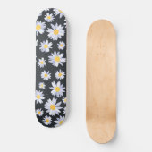 Classy White Daisy Blume Botanisches Grau Design Skateboard (Vorderseite)