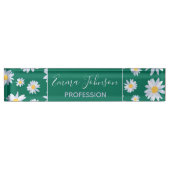 Classy White Daisy Blume Botanisches Grünes Design Namensplakette (Vorderseite)