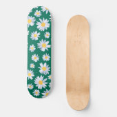 Classy White Daisy Blume Botanisches Grünes Design Skateboard (Vorderseite)