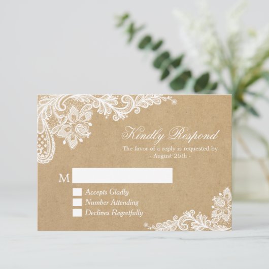 Classy White Lace in Kraft Wedding RSVP Antwort (Stehend Vorderseite)