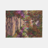Claude Monet | Ein Weg im Monet-Garten Fleecedecke (Vorderseite (Horizontal))