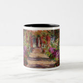Claude Monet | eine Bahn in Monets Garten Zweifarbige Tasse (Mittel)