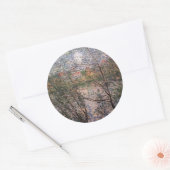 Claude Monet - Springtime durch die Zweige Runder Aufkleber (Umschlag)