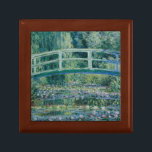 Claude Monet - Wasser-Lilien und japanische Brücke Schmuckschachtel<br><div class="desc">Wasser-Lilien und japanische Brücke durch Claude Monet, 1899. Claude Monet war ein Gründer der französischen Impressionistmalerei und der konsequenteste und reichste Praktiker der Philosophie der Bewegung des Ausdrückens von irgendjemandes Vorstellungen vor Natur, besonders in Bezug auf Pleinluft Landschaftsmalerei. Der Ausdruck "Impressionismus" wird vom Titel seinem Malerei Eindruck abgeleitet, das levant...</div>