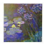 Claude Monet Water Lilies Agapanthus Fliese<br><div class="desc">Claude Monets Water Lilies und Agapanthus - Claude Monets Water Lilies und Agapanthus sind ein wunderbares impressionistisches Gemälde eines der Meister der Blume aller Zeiten. Der Wassergarten lebt von Farben und Emotionen, da die lila Agapanthus aus ihren blauen und grünen Stielen strömt. Das Wasser lebt von braunen, grünen und lila...</div>