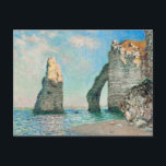 Claude Monets Étretat Cliffs Postkarte<br><div class="desc">Étretat Cliffs, ein Meisterwerk des renommierten französischen Impressionisten Claude Monet, fasziniert die atemberaubende natürliche Schönheit der Küstenstreifen in Étretat, Normandie, Frankreich. Die im späten 19. Jahrhundert gemalte Étretat Cliffs-Serie von Monet ist ein Beleg für seine Faszination, die sich ständig verändernden Effekte von Licht und Atmosphäre zu erfassen. In dieser Reihe...</div>