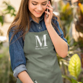 Clean Simple Sage Green Initial Name Uniform Schürze