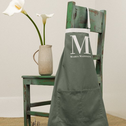Clean Simple Sage Green Initial Name Uniform Schürze