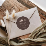 Clear Mountain Country Danke Gastgeschenk Hochzeit Runder Aufkleber<br><div class="desc">Dieses klare Bergland danke Ihnen Gastgeschenk Hochzeit klassischen Rundaufkleber ist perfekt für eine rustikale Hochzeit. Das Design besticht durch einen idyllischen, beigefarbenen Berg in Aquarelltönen. Machen Sie den Aufkleber mit Ihren eigenen Namen, der Veranstaltung (falls zutreffend) und dem Datum versehen. Diese Aufkleber können einen Hochzeitsempfang, Brautparty oder jede Veranstaltung ergänzen!...</div>