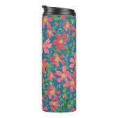 Clematika Rosa, Rot, Orangefarbene Blüte auf Deep  Thermosbecher (Nach rechts gedreht)