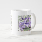 Clematis an einer Steinwand Hochzeitsprogramm Jumbo-Tasse (Vorderseite Rechts)