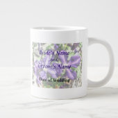 Clematis an einer Steinwand Hochzeitsprogramm Jumbo-Tasse (Rechts)