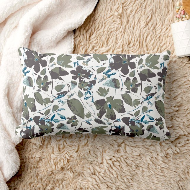 Clematis Vine Elegant Grün Lendenkissen (Clematis Vine Elegant Green Blue Floral home decor pillow from Studio Posies.)