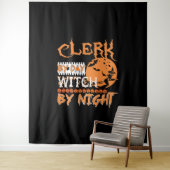 Clerk by Day Hexe by Night Halloween Wandteppich (Beispiel)