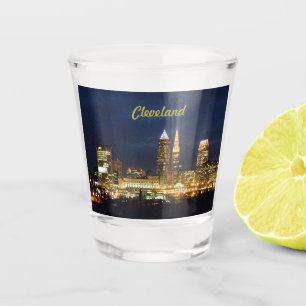 Cleveland-Nacht beleuchtet Schnapsglas