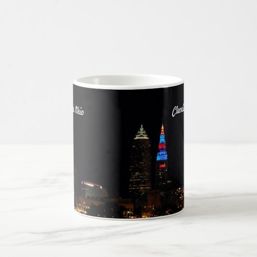 Cleveland OH Night Skyline Kaffeetasse (Mittel)