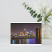 Cleveland Skyline bei Nacht Postkarte (Stehend Vorderseite)