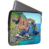 Cliffside Dreams: Manarolas Farben Laptopschutzhülle (Vorne Rechts)