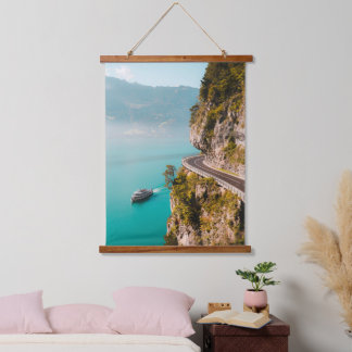 Cliffside Escape – Coastal Road & Turquoise Waters Wandteppich Mit Holzrahmen