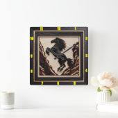 Cliffside Majesty: Charred Wood Mustang Quadratische Wanduhr (Zuhause)