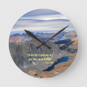 Climb the Mountains Runde Wanduhr (Vorderseite)