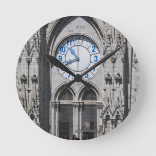 Clock towers at the National Basilica, Ecuador Runde Wanduhr