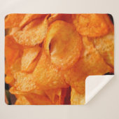 Close up of juicy, crispy, chips on black plate. sherpadecke (Vorderseite (Horizontal))