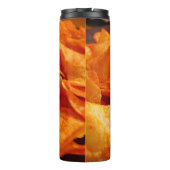 Close up of juicy, crispy, chips on black plate. thermosbecher (Rückseite)