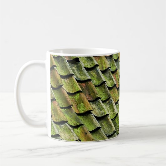 Close-up photo of green shingle roof kaffeetasse (Links)
