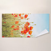 Close up poppies on field. Wild flowers in springt Badehandtuch (Badehandtuch)