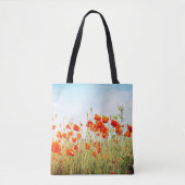 Close up poppies on field. Wild flowers in springt Tasche (Vorderseite)