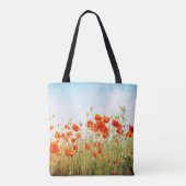 Close up poppies on field. Wild flowers in springt Tasche (Rückseite)