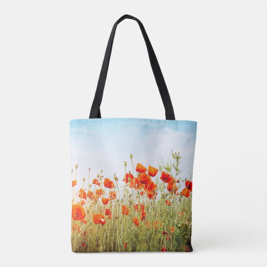 Close up poppies on field. Wild flowers in springt Tasche (Rückseite)