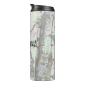 Close-up scene of birch log stumps, untamed  thermosbecher (Nach rechts gedreht)