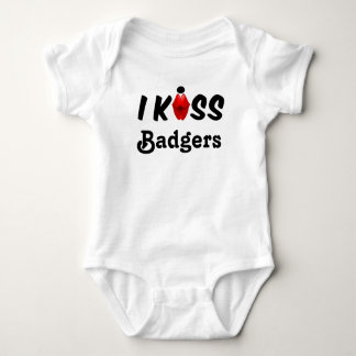 Closing Baby I Kiss Badgers Baby Strampler
